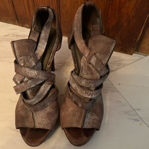 Vera Wang Lavender Label Brown Strappy Heels